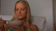 Bridget Fonda as Melanie Ralston in Jackie Brown (Image via YouTube/Binge Society & Miramax Films)